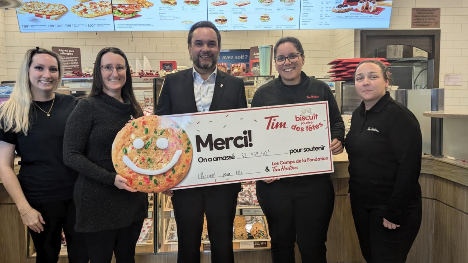 Sur la photo, on retrouve Tracy-Ann Morin et Sophie Gloutnay de L'Accueil pour Elle, Mathieu Côté, Marie-Michèle Girard et Émilie Leduc des restaurants TIm Hortons participants