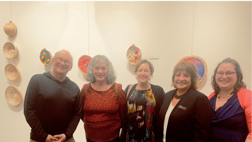 L'équipe du Musée régional de Vaudreuil-Soulanges lors de l'exposition avec, au centre, Annick Gauvreau, Nancy Lépine et Chantal Séguin