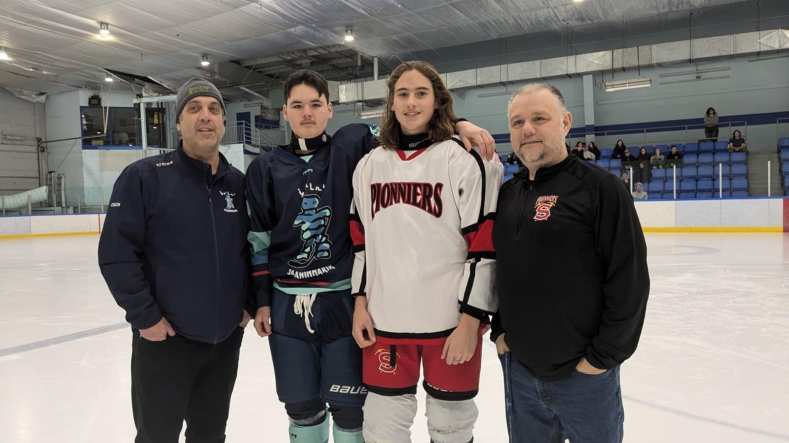 Ben Côté, entraîneur de de hockey de l’école Jaanimmarik de Kuujjuaq, au Nunavik prend la pose avec le capitaine de son équipe. Ils sont accompagnés de Thomas Laroche, capitaine des Pionniers de Soulanges lors de ce match amical et de l'enseignant Charles Villemaire, instigateur du match entre les deux écoles 
