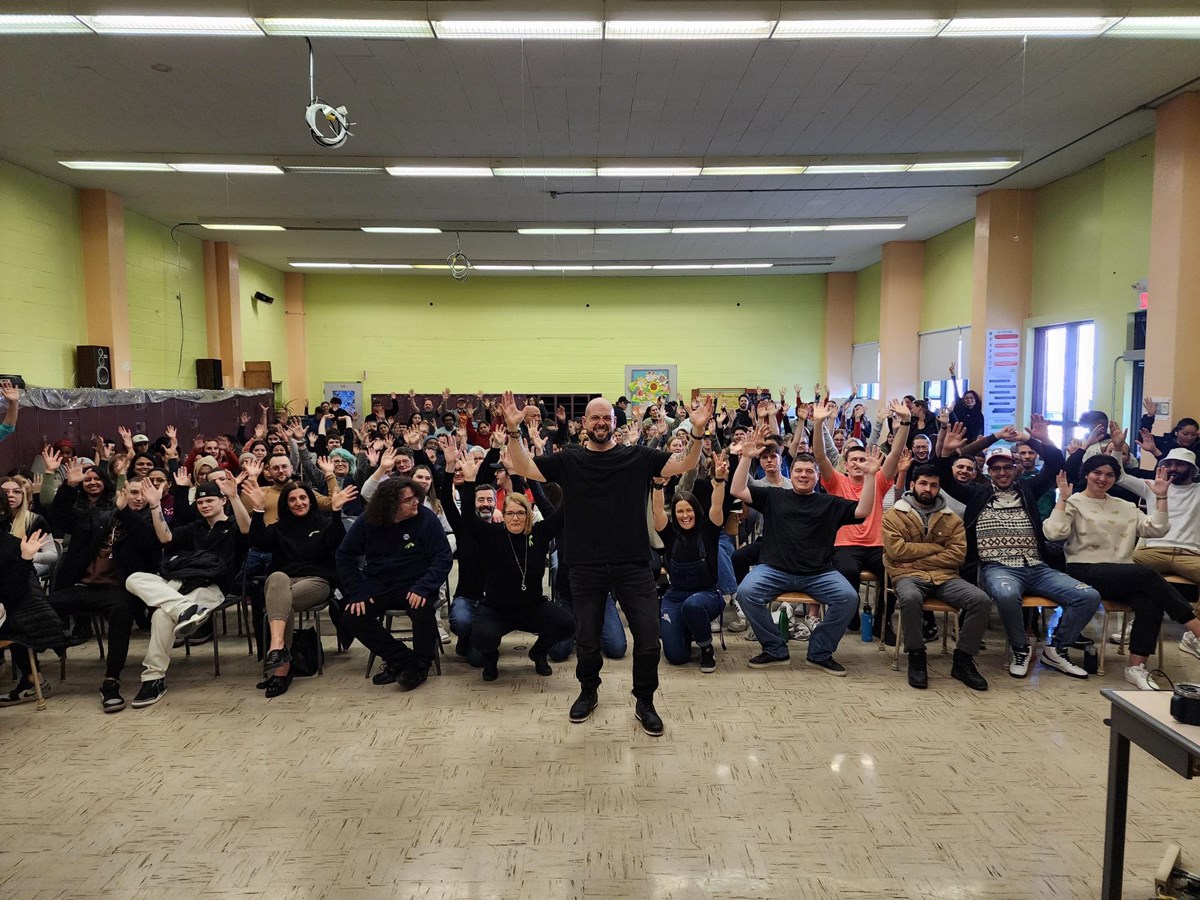 Une vie remplie d’embûches et un parcours scolaire atypique, Olivier Saadah a offert une conférence aux élèves de l’école secondaire des Patriotes-de-Beauharnois et du Centre de formation générale des adultes des Tisserands (CFGAT)