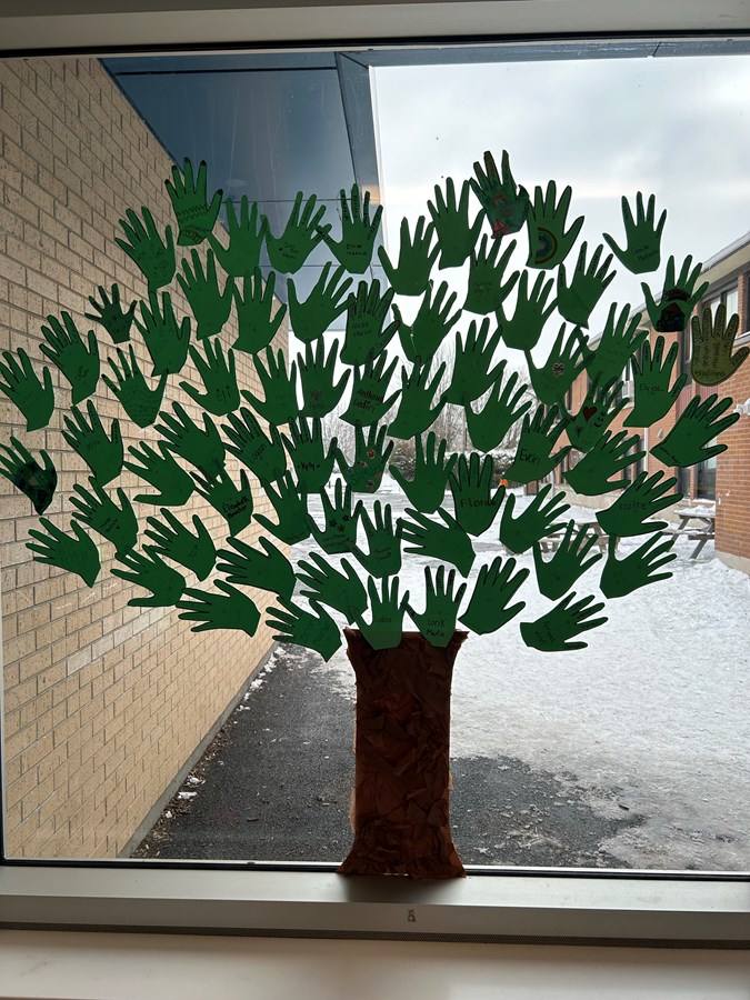 L’école Omer-Séguin de Saint-Louis-de-Gonzague a érigé deux arbres de mains grâce à la collaboration des parents. Ces derniers ont reçu des mains vertes sur lesquelles ils ont été invités à inscrire 5 qualités que possède leur enfant