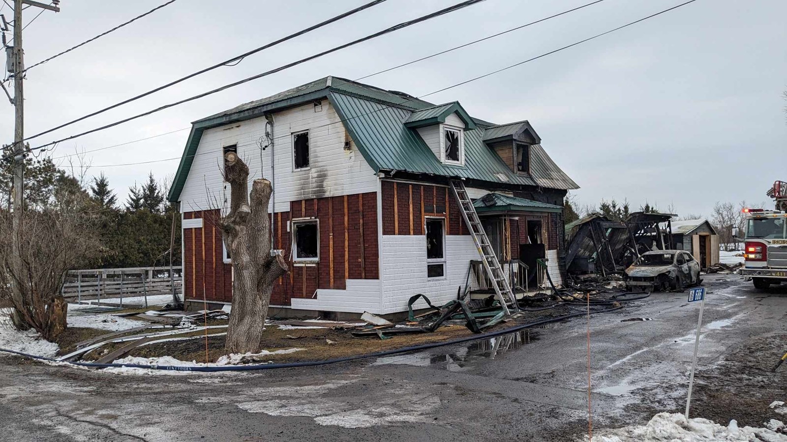 Une maison est totalement ravagée par les flammes à Les Cèdres
