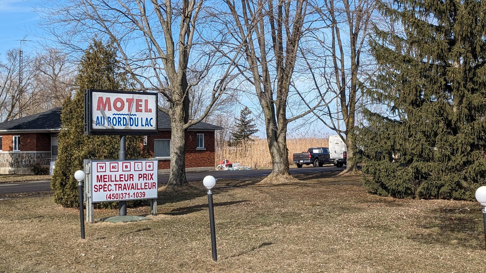 Le motel Au Bord du lac ravagé par un incendie