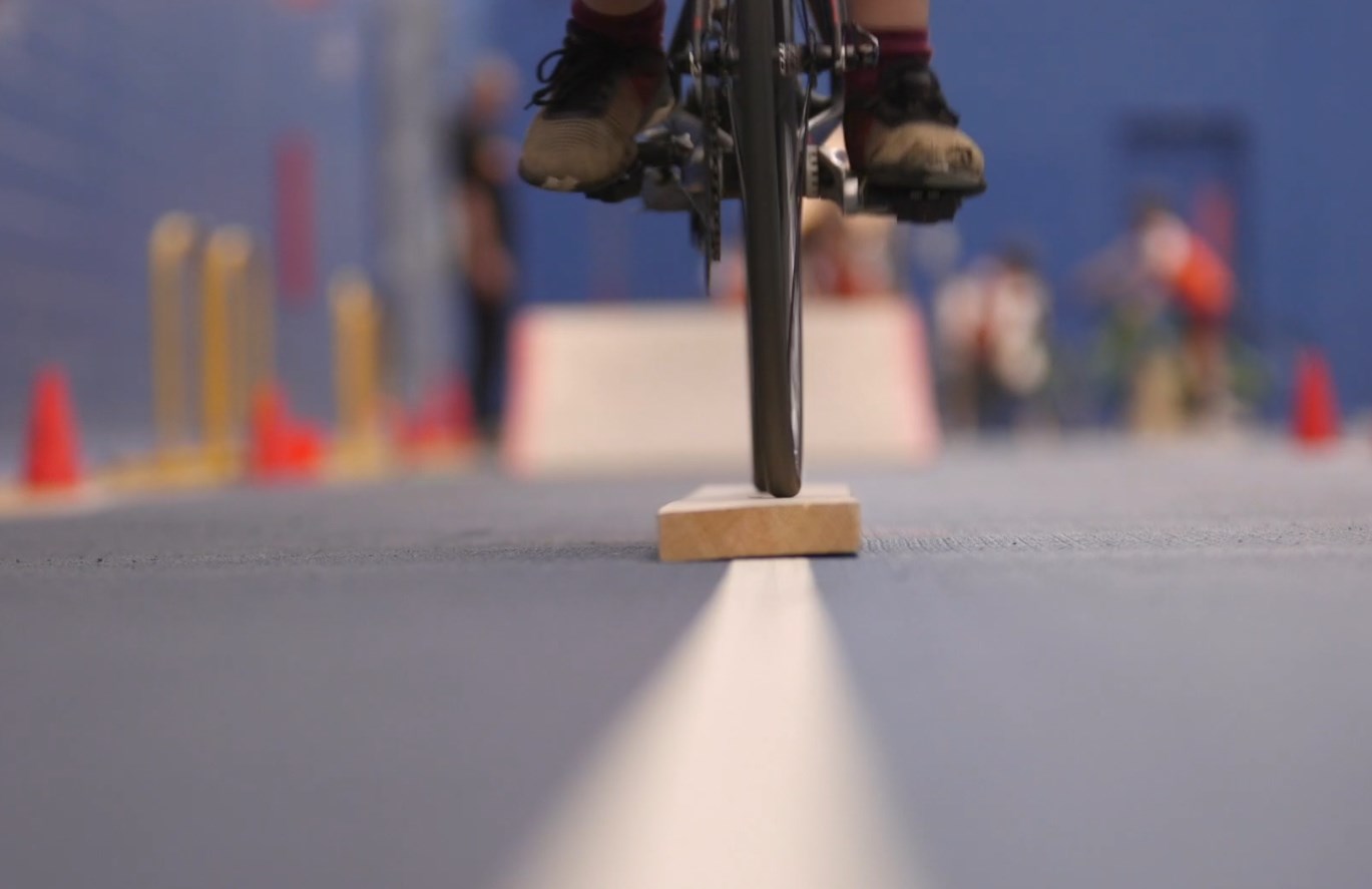 Un été amusant d'escalade, de volleyball de plage et de vélo au Centre Multisports André-Chagnon