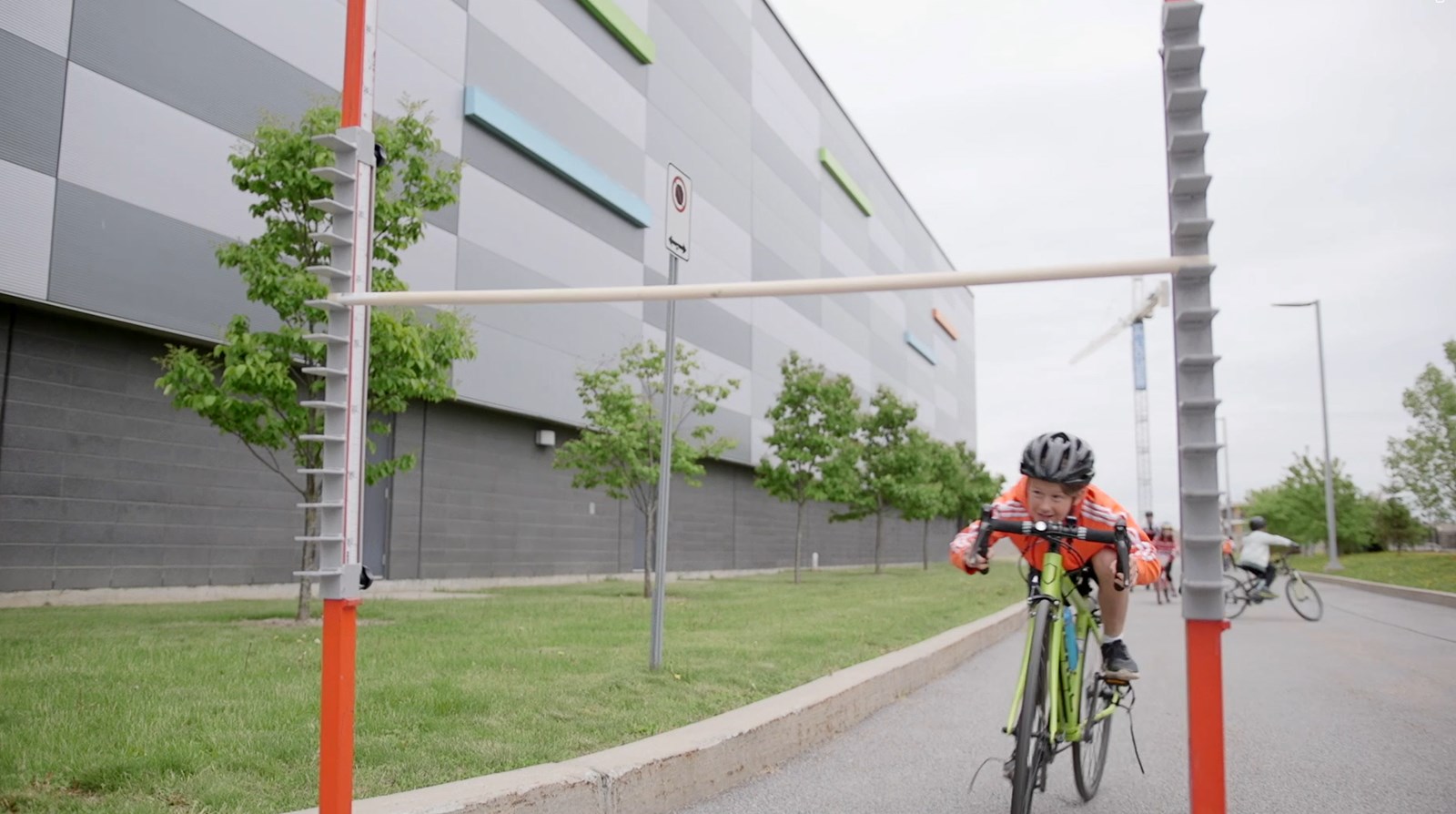 Un été amusant d'escalade, de volleyball de plage et de vélo au Centre Multisports André-Chagnon