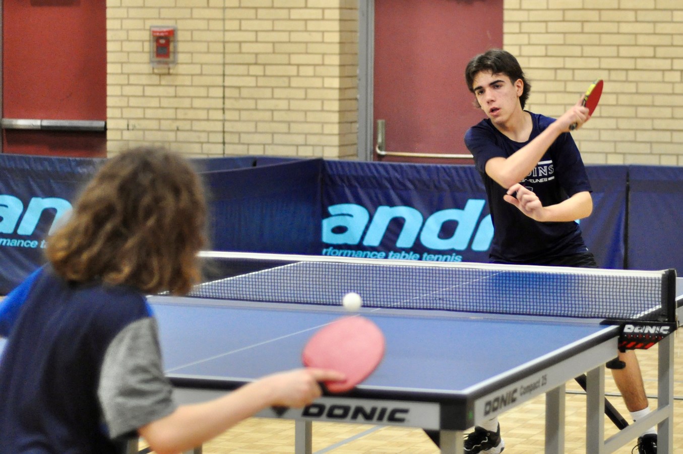 Au tennis de table, on garde l’œil sur la balle même si celle-ci file à une vitesse phénoménale