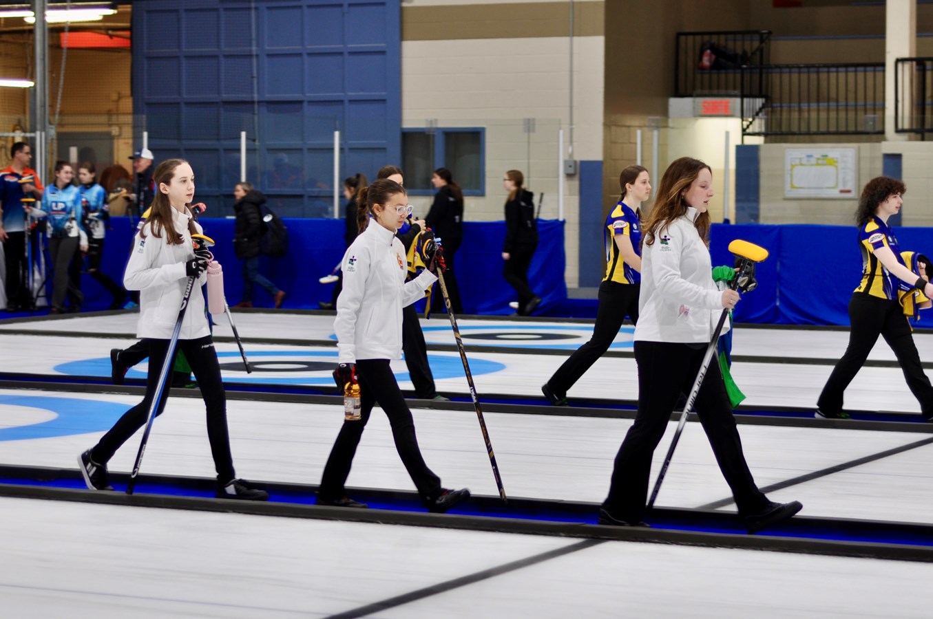 Au curling, les jeunes athlètes des délégations de partout au Québec se sont donné rendez-vous tantôt dans un aréna, tantôt au club de curling de Sherbrooke