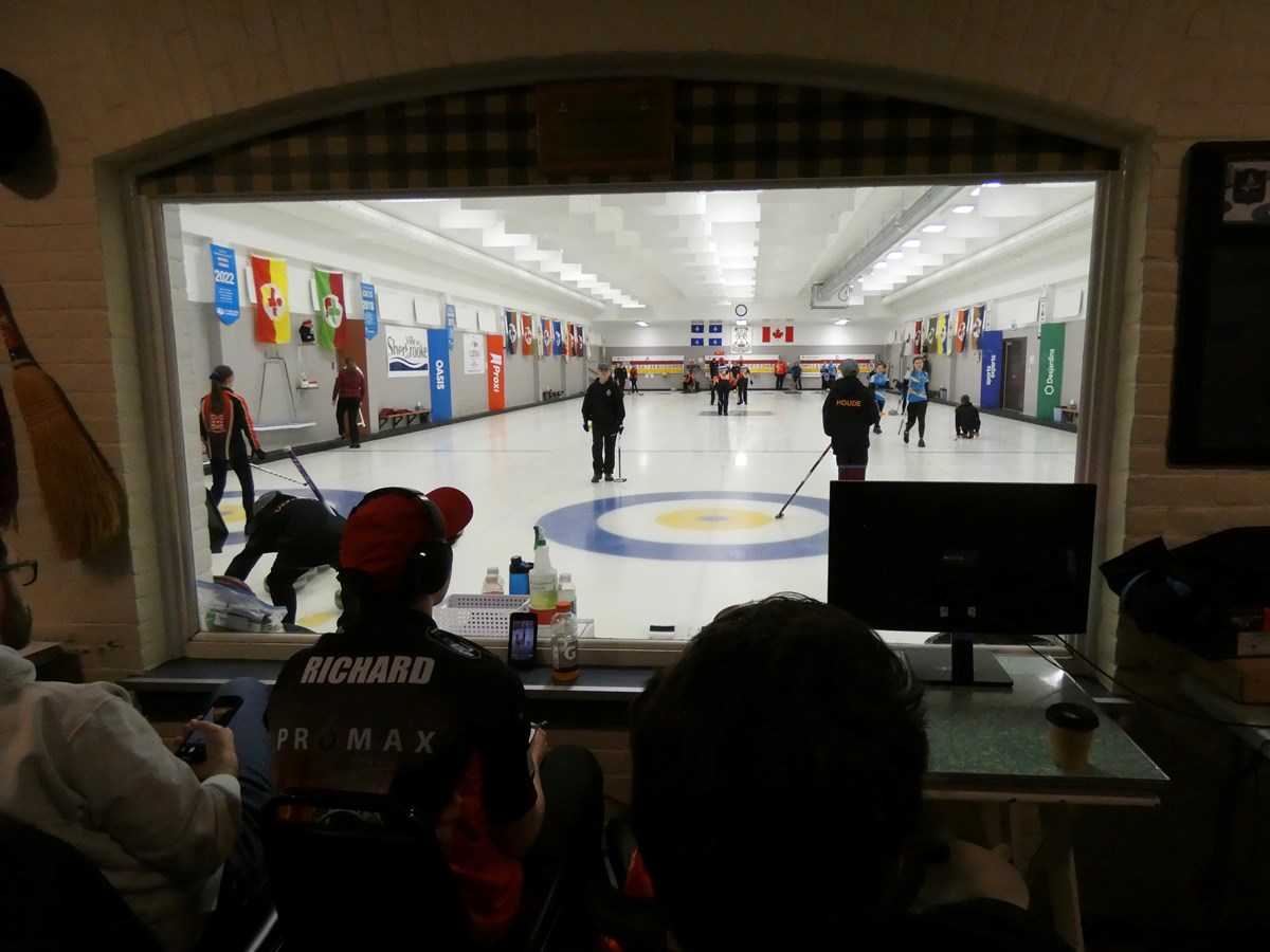 Au curling, les jeunes athlètes des délégations de partout au Québec se sont donné rendez-vous tantôt dans un aréna, tantôt au club de curling de Sherbrooke