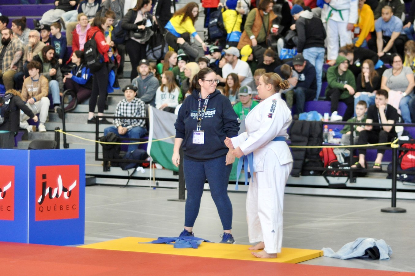 Samantha et Brooke Proulx quelques minutes avant que la plus jeunes des deux ne s’empare de sa médaille de bronze