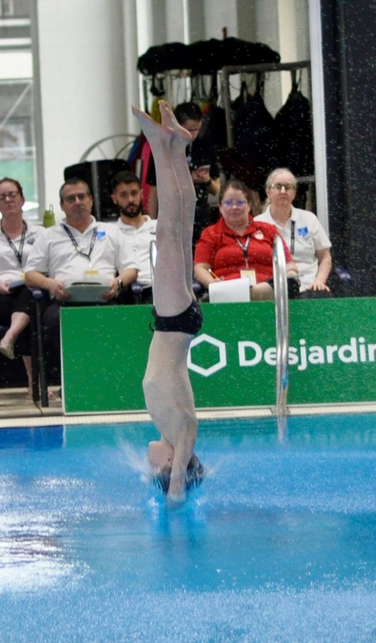 Une entrée spectaculaire au plongeon pour ce jeune athlète du Sud-Ouest