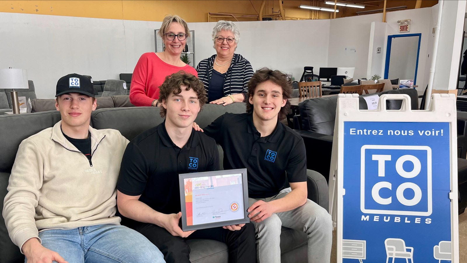 Mireille Theoret et Carole Dame de la MRC de Beauharnois-Salaberry (arrière du sofa); Vincent Larin, Alek Vallée et Justin Houle, propriétaires de Meubles Toco (assis sur le sofa)