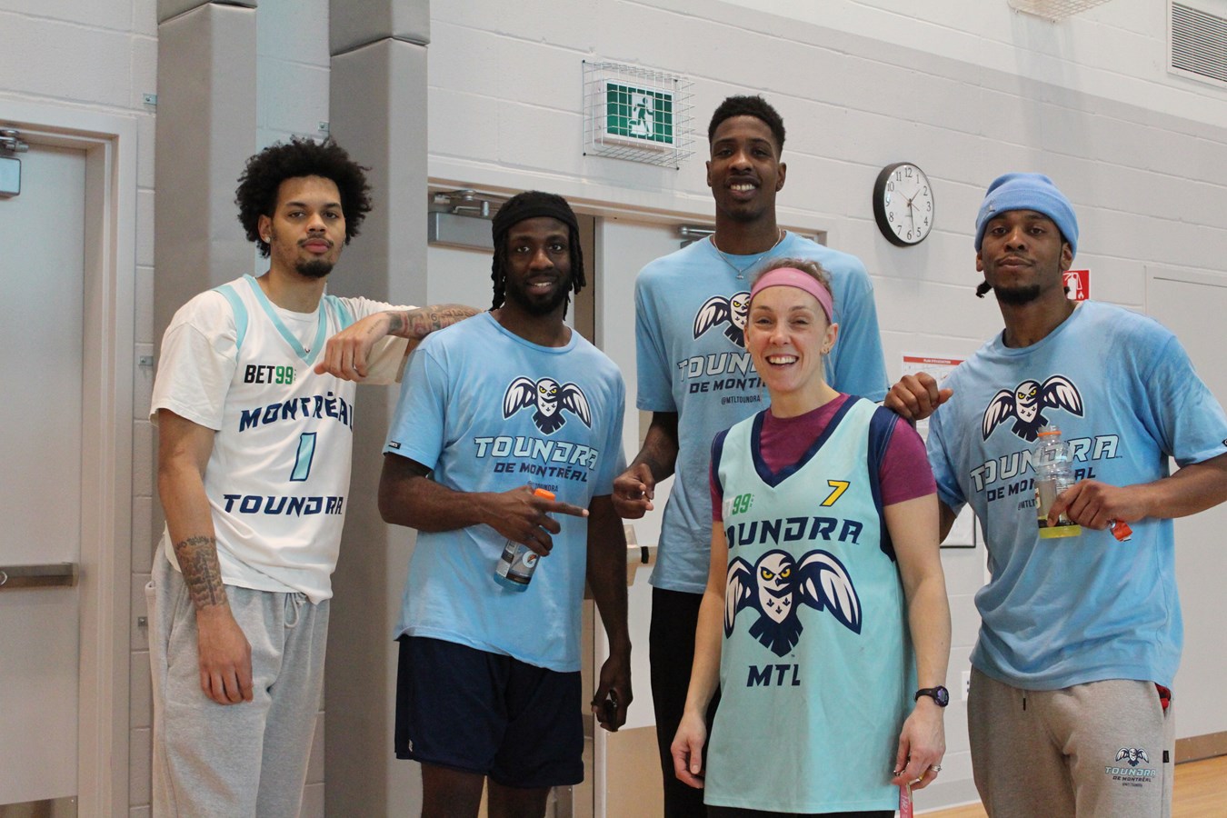 Une équipe de basketball professionnelle en visite à l'école secondaire des Échos
