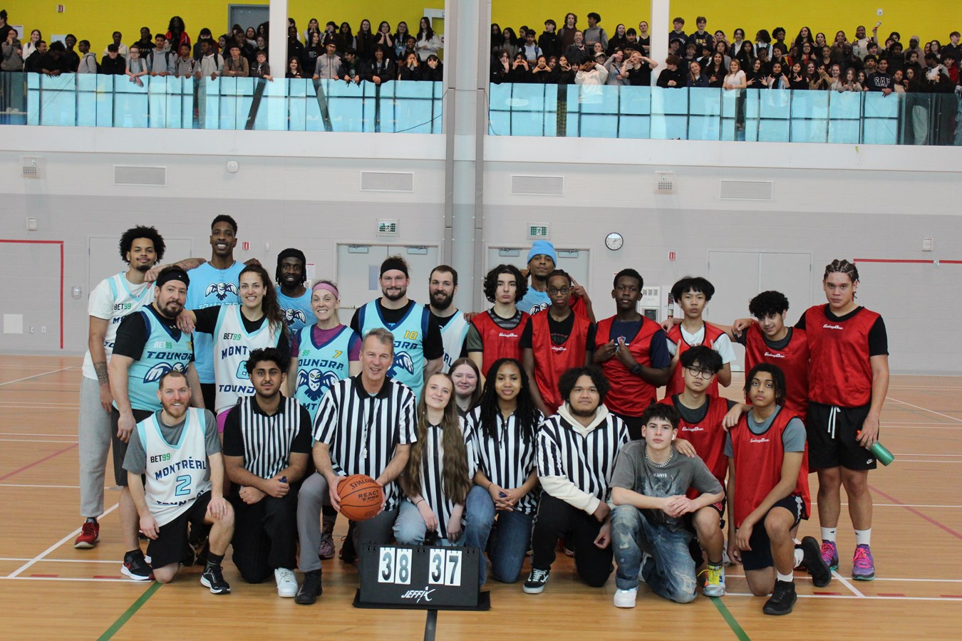 Une équipe de basketball professionnelle en visite à l'école secondaire des Échos