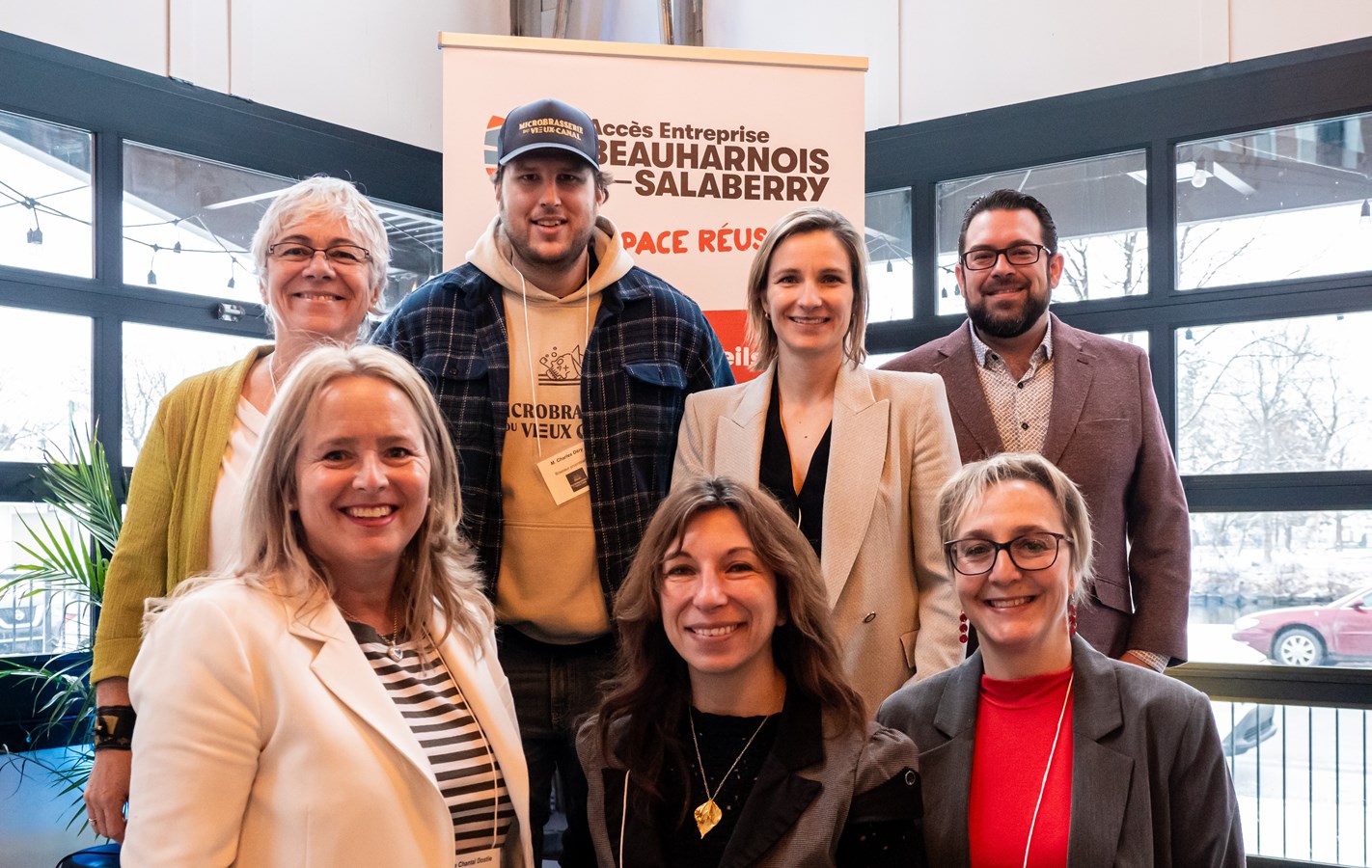 (En haut) Françoise Beaudet, d’En pratique ; Charles Déry, copropriétaire de la Microbrasserie du Vieux-Canal ; Audray Lemieux, directrice au développement du territoire de la MRC ; Vincent Leclerc, vice-président de Lanla. (En bas) Chantal Dostie, coordonnatrice à la promotion régionale de la MRC ; Juliette Rochman, coordonnatrice au développement économique de la MRC ; Mireille Théorêt, conseillère aux entreprises de la MRC