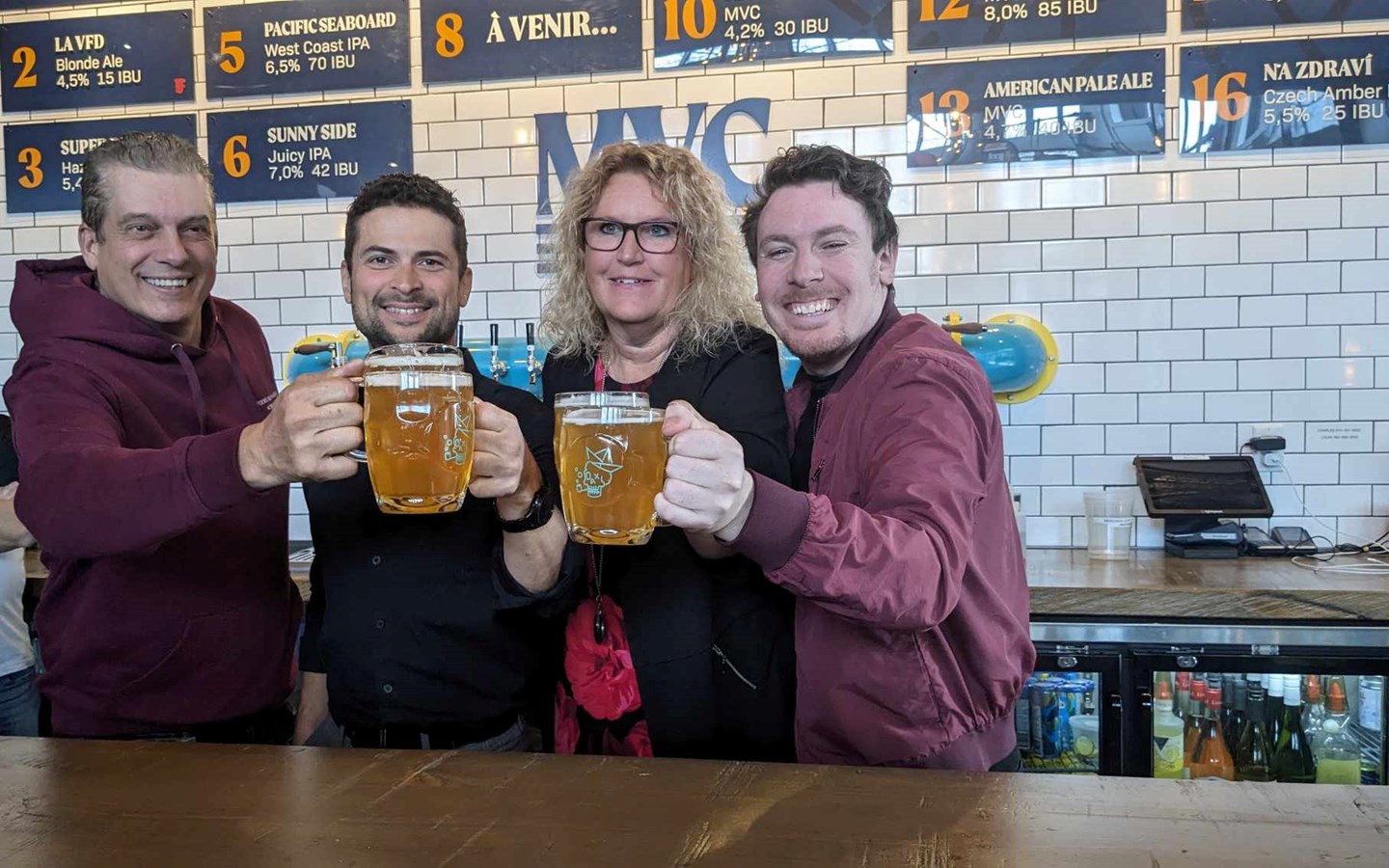 Patrice Schoune de la Ferme brasserie Schoune, Miguel Lemieux, maire de Salaberry-de-Valleyfield et Christine Bellavance, présidente de l'APDIS et Patrick Hébert du comité organisateur du Festi-Bières lèvent leur verre à l'édition 2024