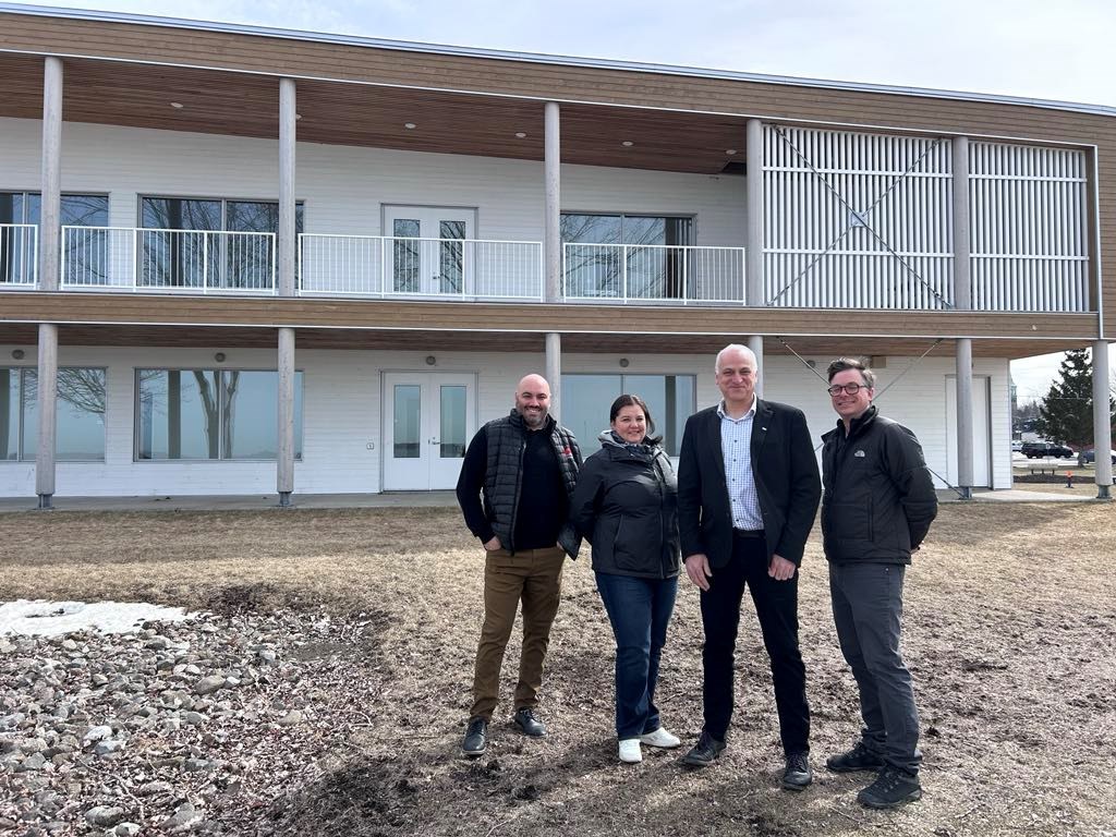 Le maire de Beauharnois, Alain Dubuc prend la pose avec le trio d'entrepreneurs responsable de la Capitainerie soit: Antoine Fournier, Valérie Lallier et Miguel Laforest
