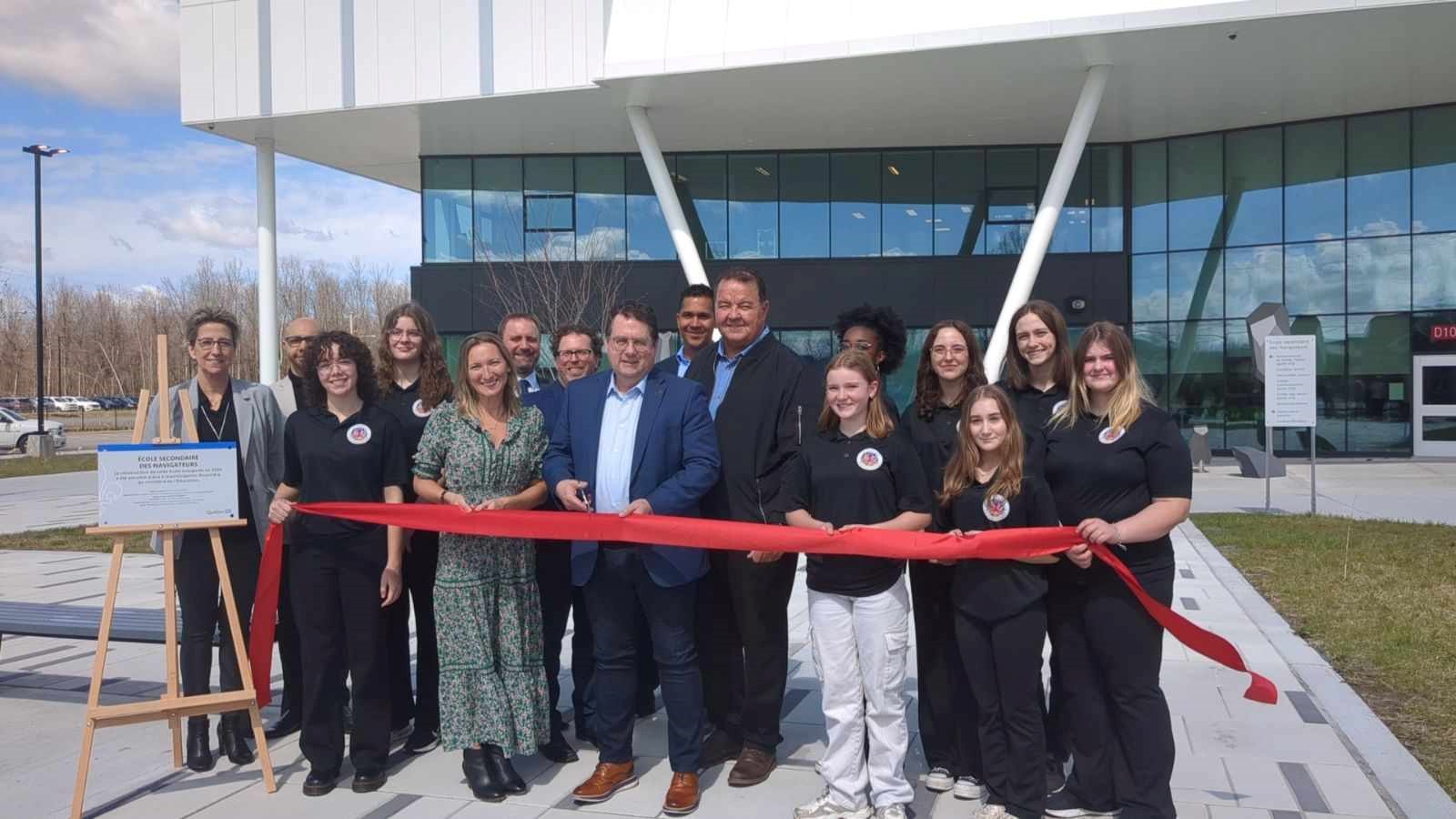 Bernard Drainville inaugurates the Navigateurs and Echos schools