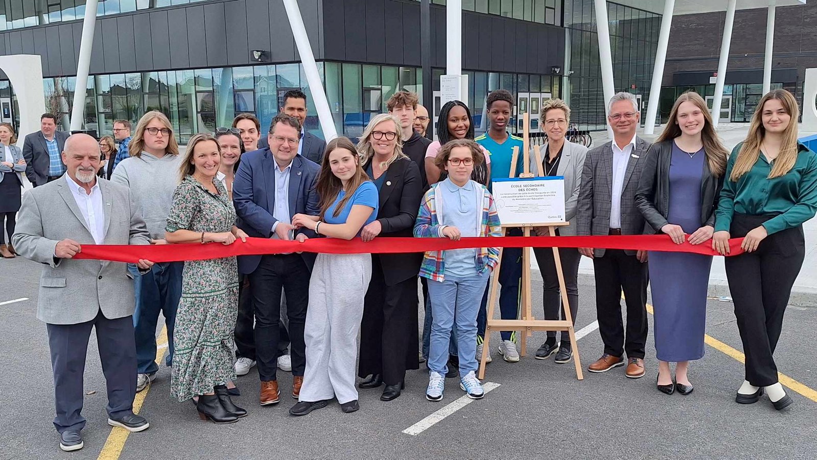 Bernard Drainville inaugurates the Navigateurs and Echos schools