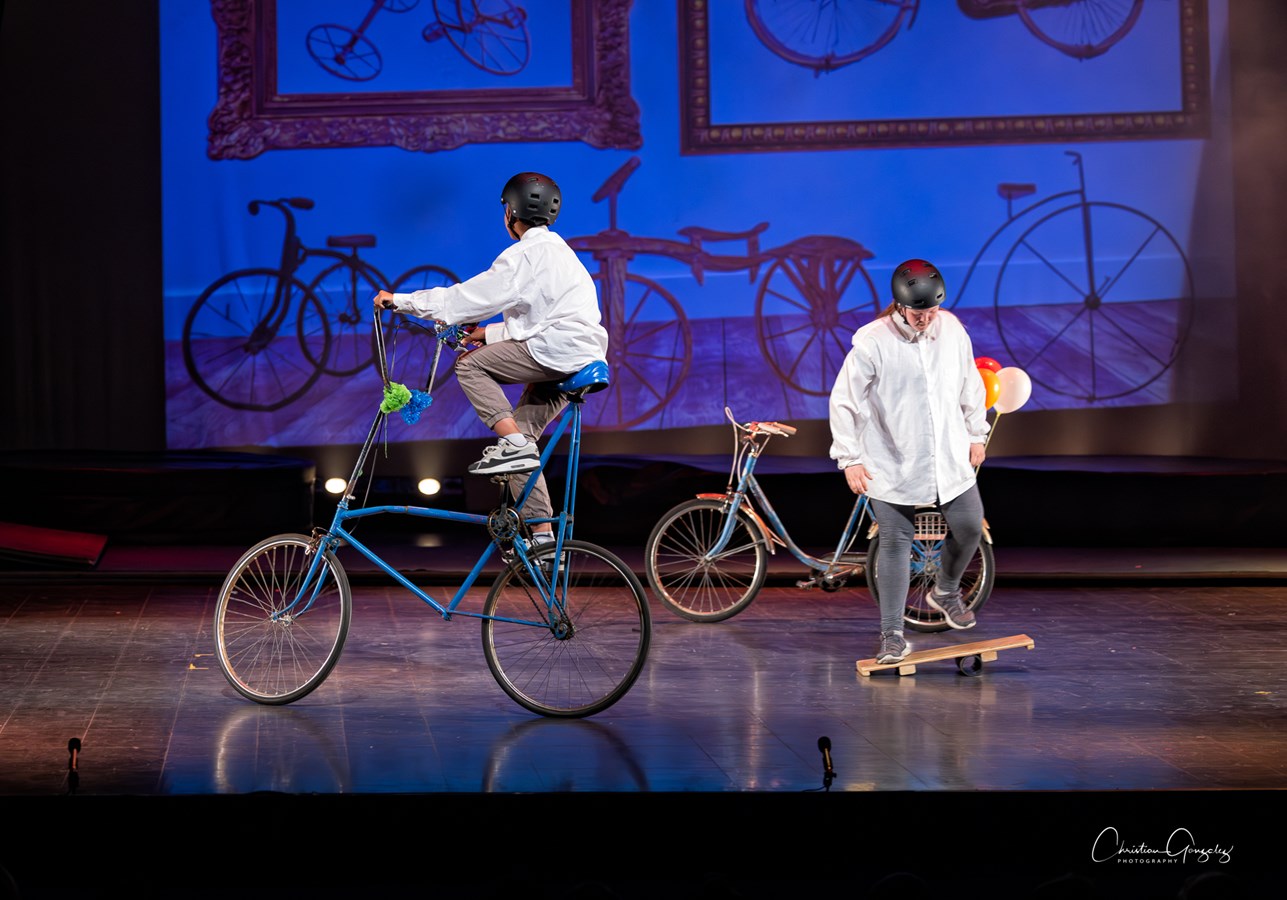 La troupe de cirque des Trois-Lacs en met plein la vue