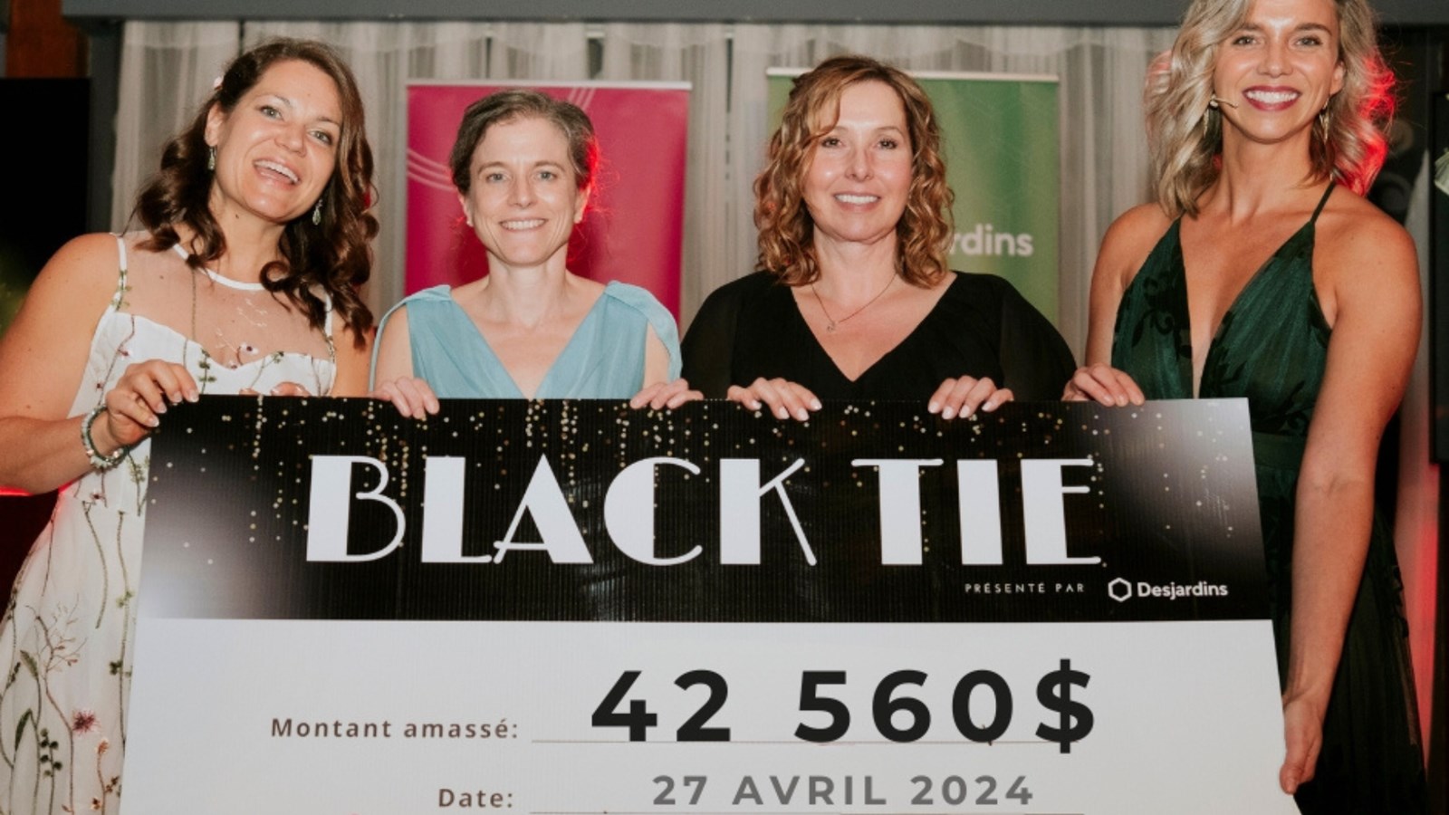 Sur la photo, on peut noter la présence de gauche à droite de Dre Claude Bourassa, vice-présidente du CMDP de l'Hôpital du Suroît,
Dre Élise Gilbert, présidente du CMDP de l'Hôpital du Suroît,
Dre Nancy Rondeau, urgentologue et Michèle Cyr-Lemieux, directrice générale de la Fondation de l'Hôpital du Suroît