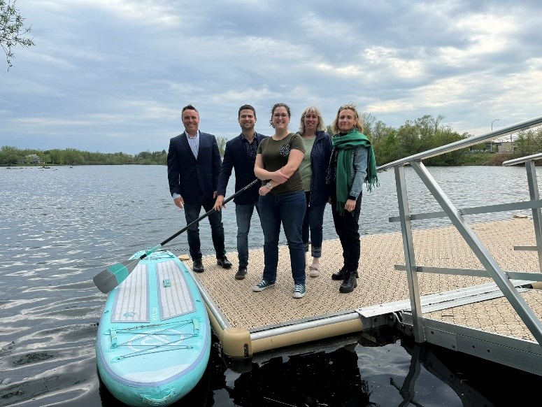 Sur la photo, on retrouve Philippe Cyr, relations avec le milieu chez Hydro-Québec, Miguel Lemieux, maire, Sarah Brunette, gagnante du Budget participatif 2022, Julie Bergevin, coordonnatrice à la vie communautaire, Claudia Meloche, coordonnatrice parcs et installations aquatiques