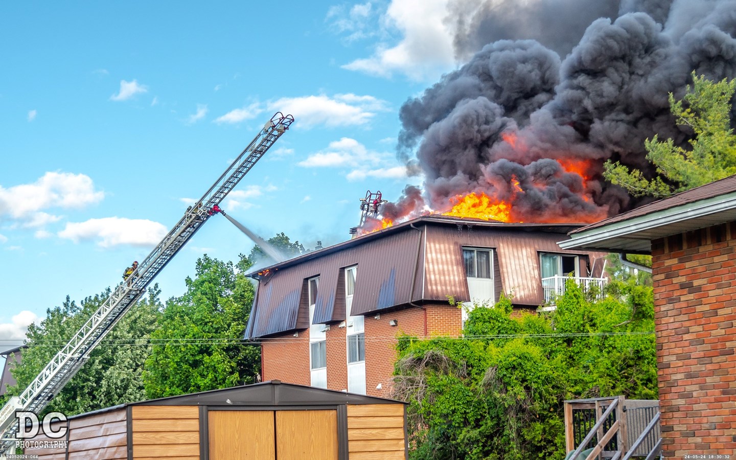 Un édifice à logements est la proie des flammes sur la rue Jeanne-Mance