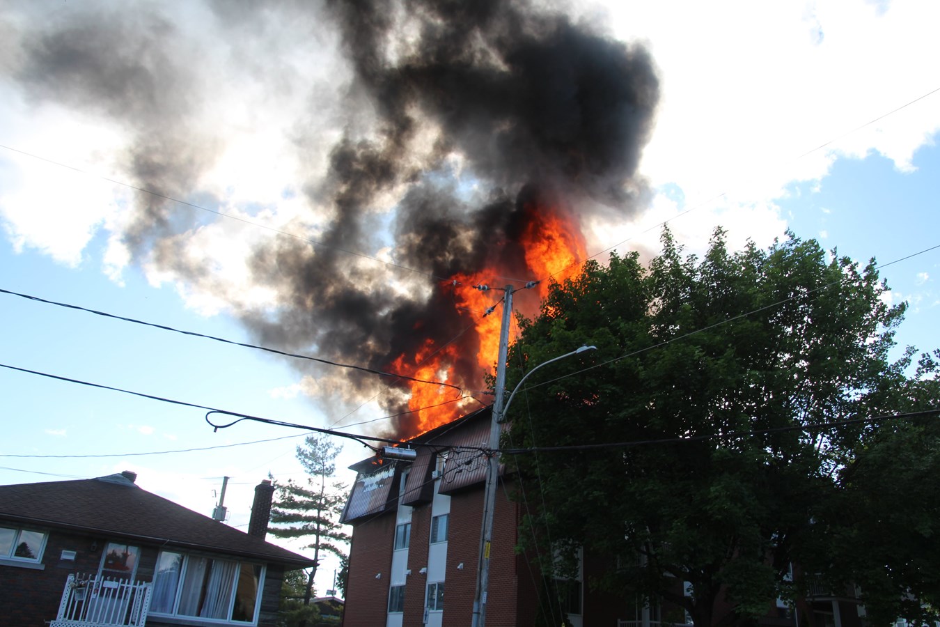 Un mégot de cigarette en cause dans l'incendie d'un immeuble à logements sur la rue Jeanne-Mance?