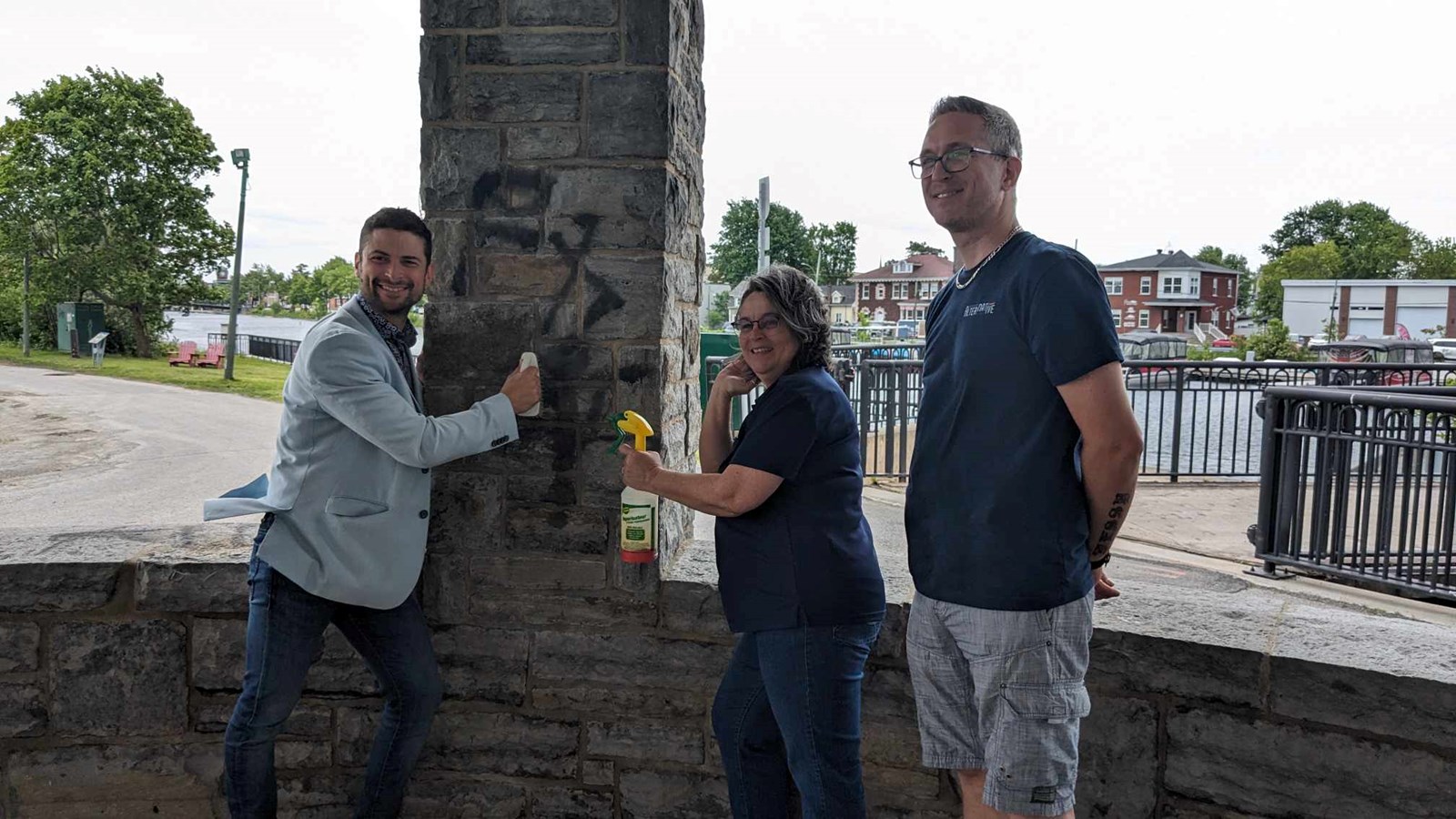 Sur la photo, on retrouve le maire Miguel Lemieux et les représentants de Justice Alternative du Suroît, Isabelle Brisebois et Jonathan Champagne, responsable du projet pilote. 