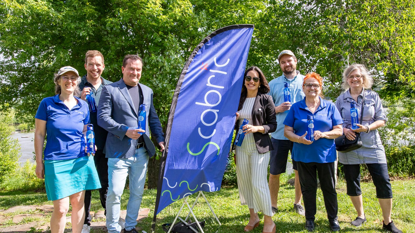 Sur la photo, de gauche à droite : Geneviève Audet, directrice générale de l’OBV SCABRIC, Rodolphe Demers, attaché politique de Claude DeBellefeuille, Alain Therrien, député de La Prairie, Sara da Cruz, conseillère aux entreprises à la MRC de Beauharnois-Salaberry, Christophe Gravel et Marie-Claudette Lapointe, de l’OBV SCABRIC, ainsi que Joanne Bélisle, agente de liaison et de communication à la CDC des Jardins-de-Napierville 
 
