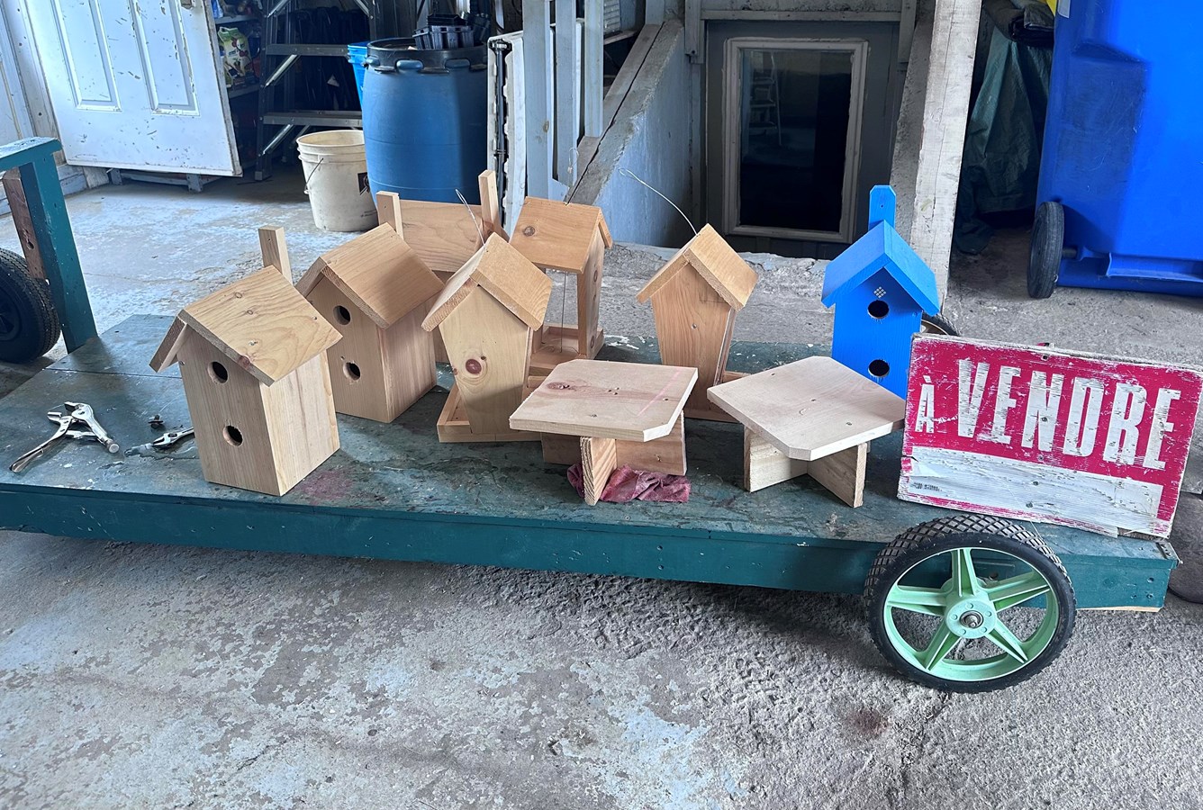 De temps en temps, il place quelques maisonnettes à oiseaux à vendre devant son atelier
