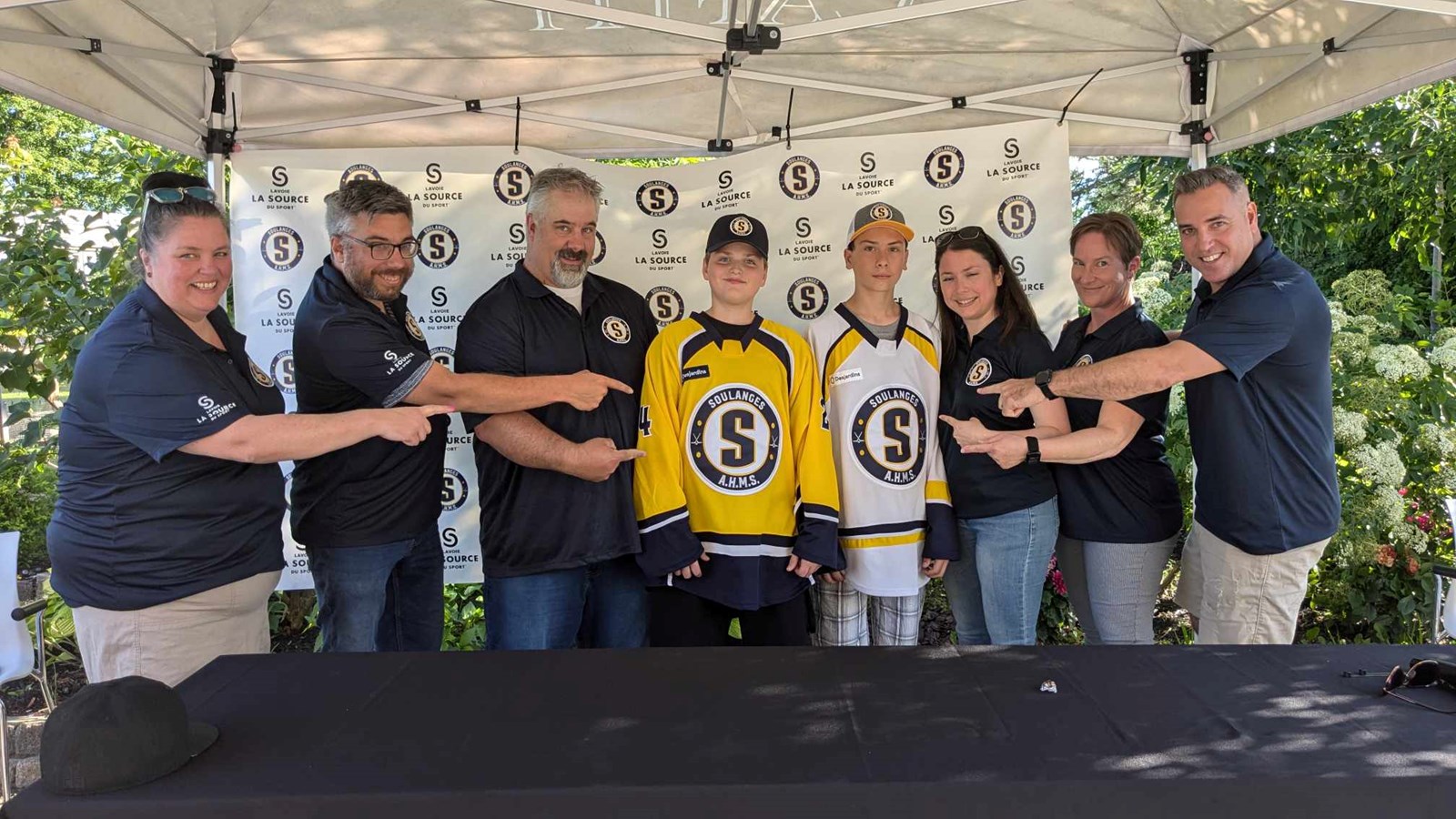 Les dirigeants de l'Association de hockey mineur de Soulanges étaient heureux de dévoiler les nouvelles couleurs de l'organisation sportive pour la saison 2024-2025