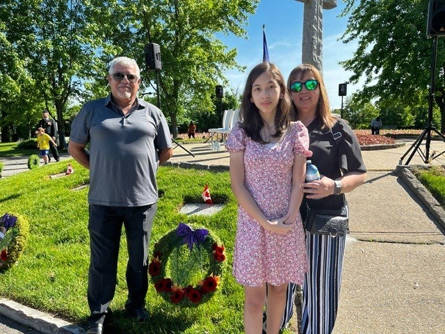 Carolina with her parents