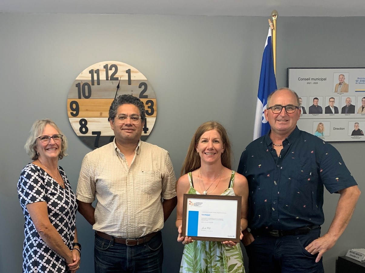 Sur la photo, de gauche à droite, on retrouve Joanne Brisson Dumouchel, présidente du CAB Beauharnois, Idanuel Vallejos, directeur général de la Municipalité, Julie Montpetit et Martin Dumaresq, maire