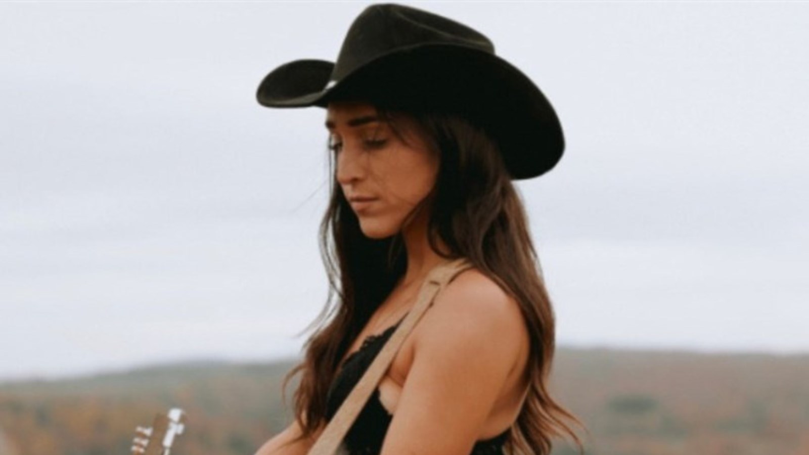 Andie Therio ouvrira la soirée avec sa voix captivante et sa polyvalence musicale, allant du country au pop-rock en passant par le folk