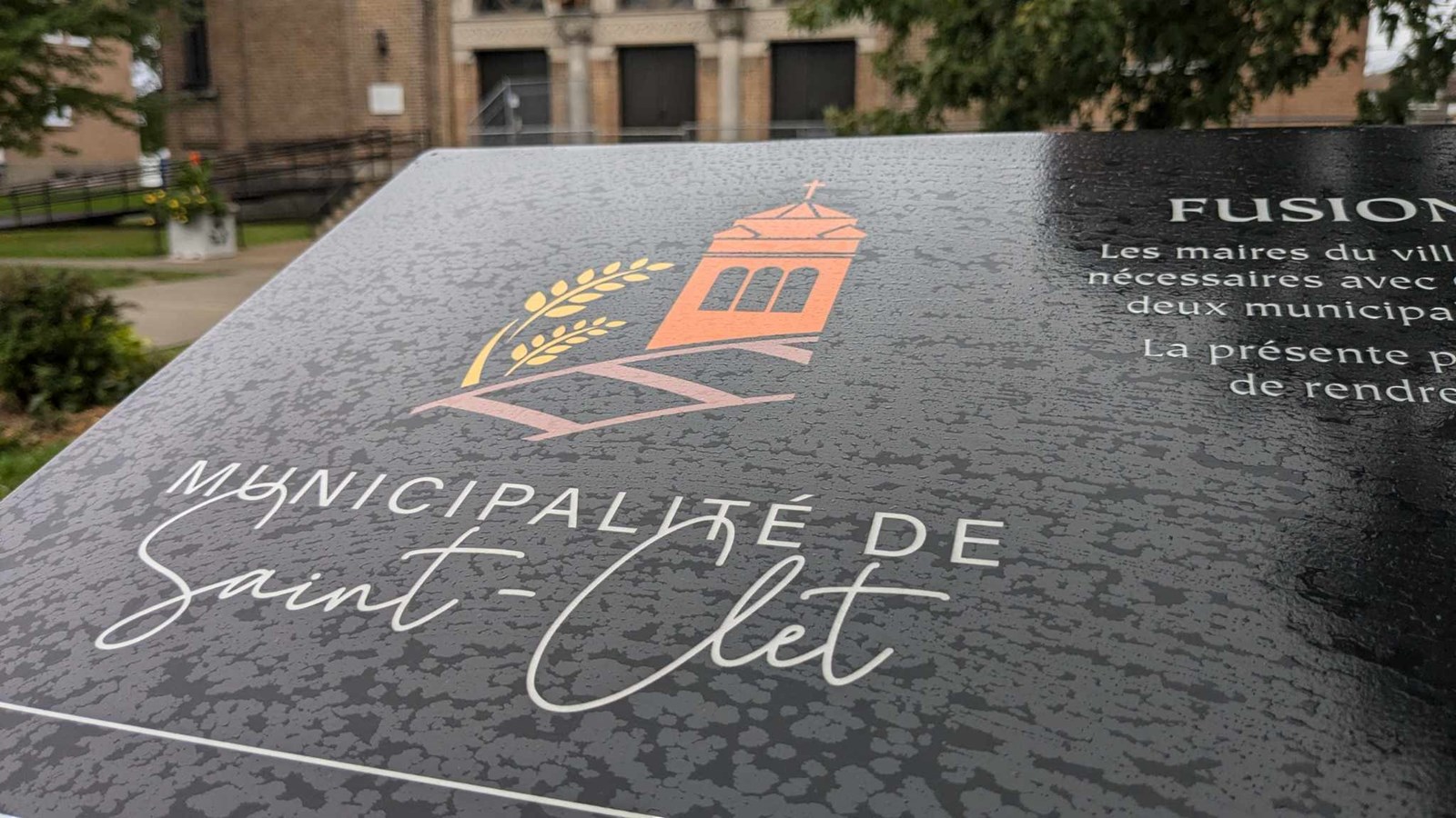 Saint-Clet dévoile une plaque commémorative pour les 50 ans de sa fusion 