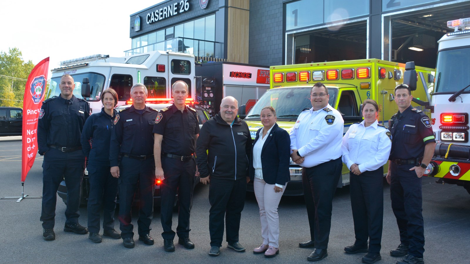 Daniel Garandel, préventionniste et pompier, Judith Boyer, pompière, Stéphane Séguin, directeur adjoint - SSI Pincourt/NDIP, Yanick Bernier, directeur - SSI/Pincourt, Claude Comeau, maire de Pincourt, Danie Deschênes, mairesse de Notre-Dame-de-l'Île-Perrot, Jérémy Ménard, directeur général adjoint – CÉTAM, Pascale Boulé, cheffe de division aux opérations – CÉTAM et Dominique Ranger, superviseur - CÉTAM

