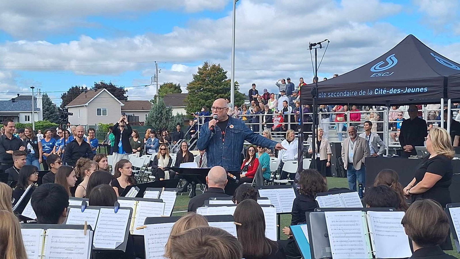 Video | 4,000 students sing their hearts out in Vaudreuil-Dorion