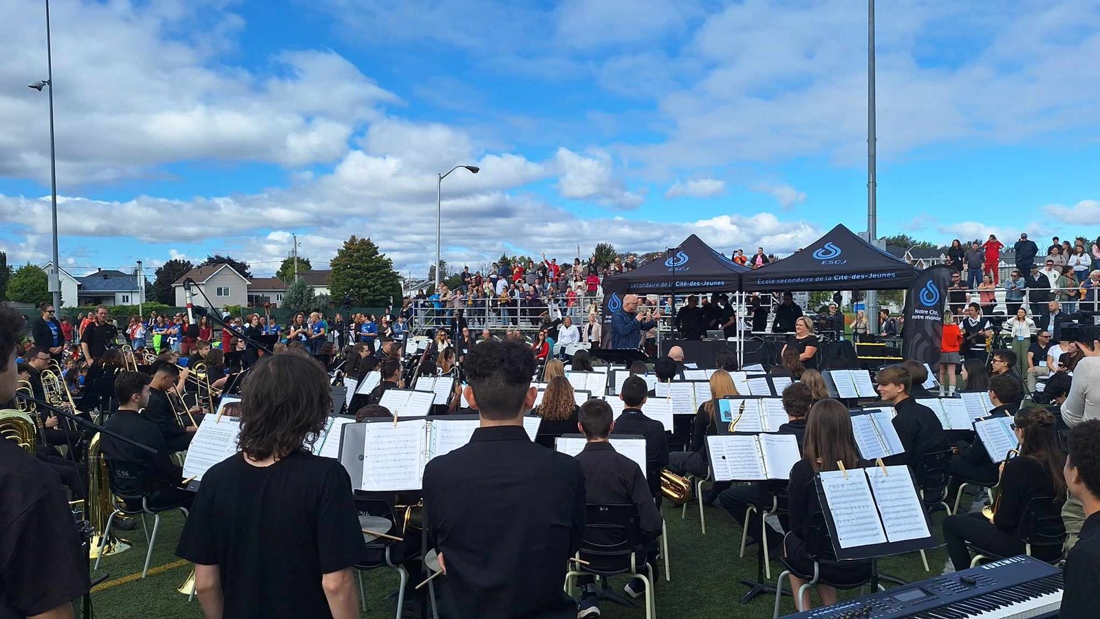 Video | 4,000 students sing their hearts out in Vaudreuil-Dorion
