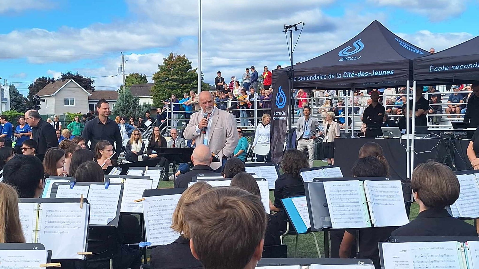 Video | 4,000 students sing their hearts out in Vaudreuil-Dorion