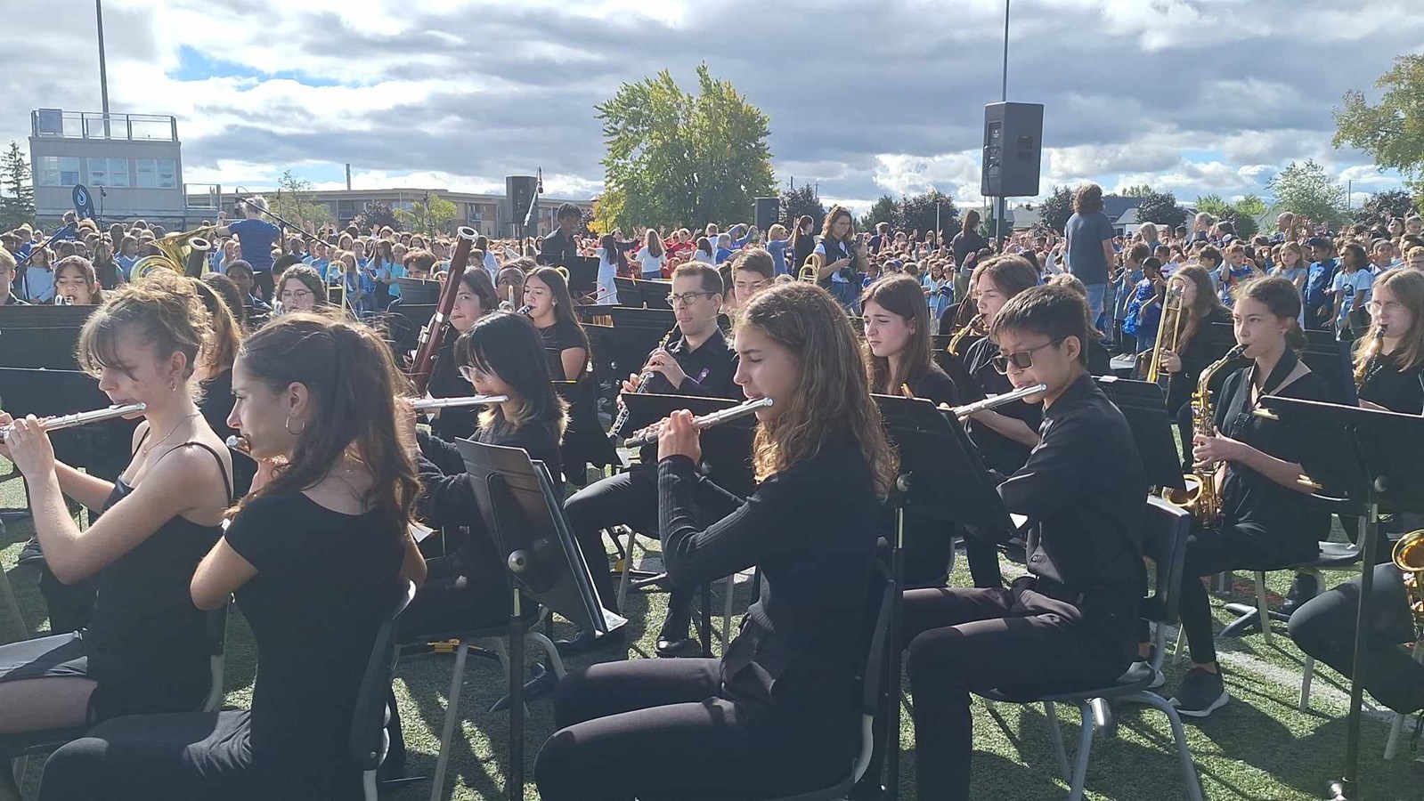 Video | 4,000 students sing their hearts out in Vaudreuil-Dorion