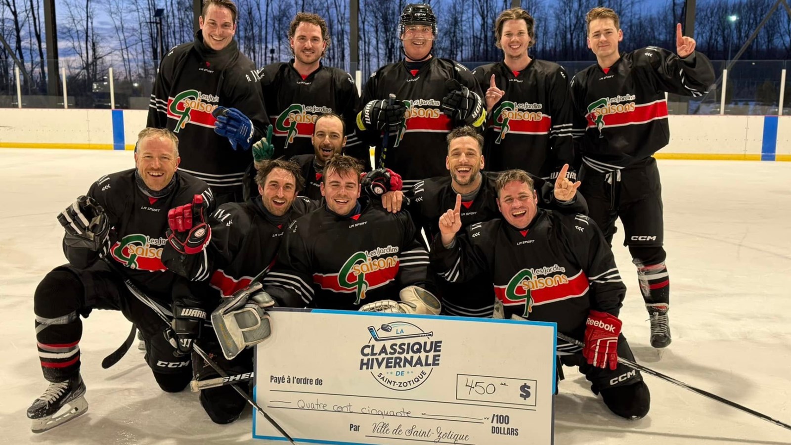 L'équipe des Jardins 4 Saisons a terminé sa présence au tournoi de belle façon en remportant le titre de champion de la catégorie Masculin récréatif de La Classique hivernale Senior de Saint-Zotique, et de surcroît, la bourse de 450$ accompagnant cet honneur