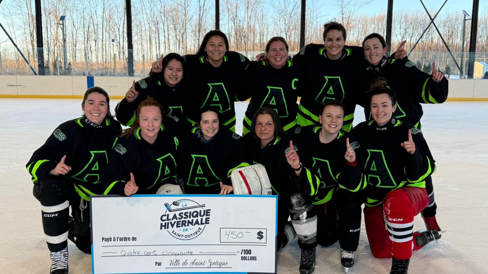 L'équipe féminine Adrénaline a mis à main sur la bourse de 450$ remise par la Ville de Saint-Zotique à la formation féminine victorieuse de La Classique hivernale Senior