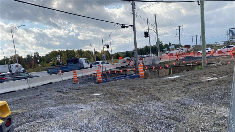 Entrave sur le boulevard de la Cité-des-Jeunes près du viaduc de l’A-30