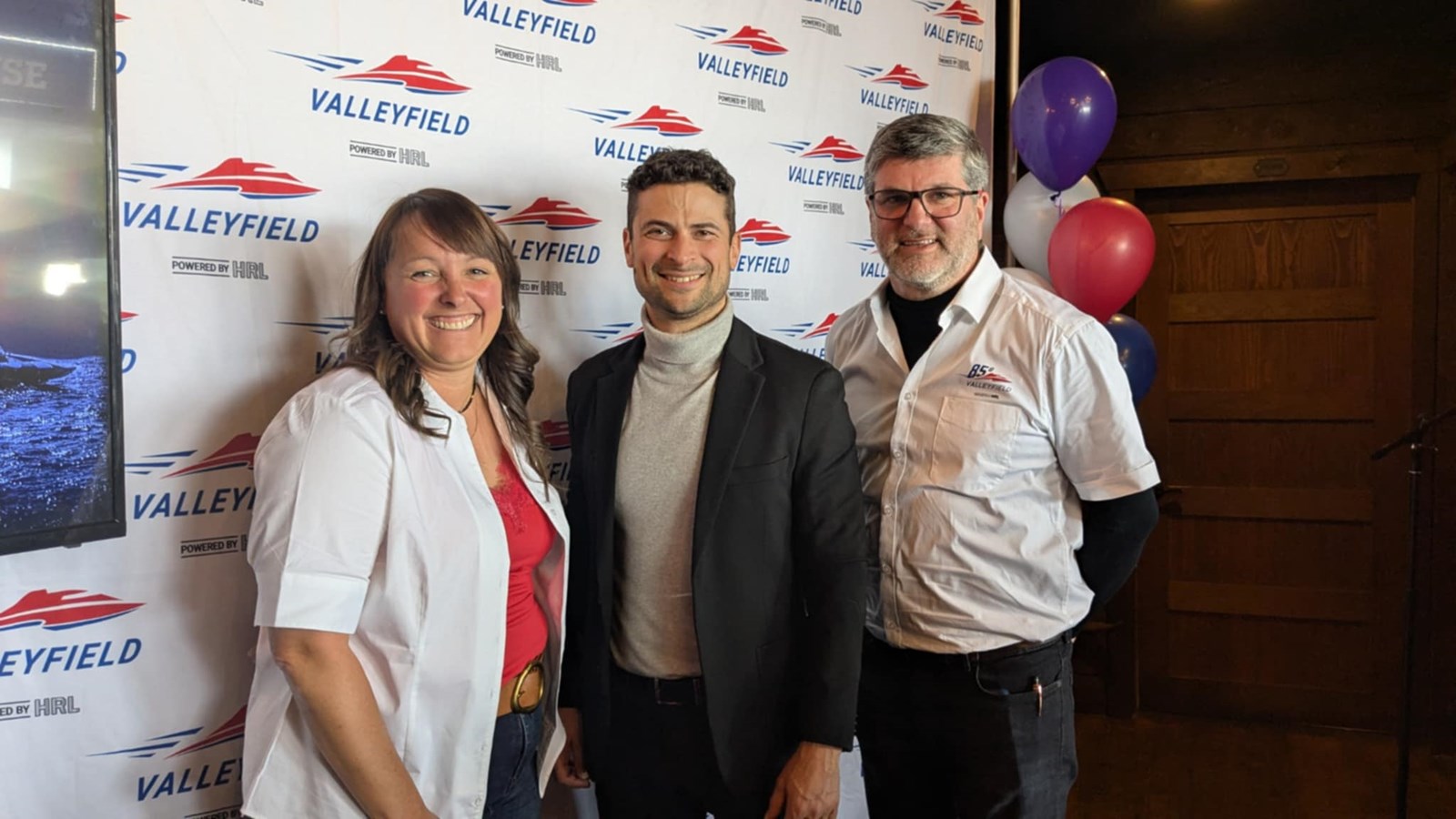 La directrice générale des Régates de Valleyfield, Émilie Daoust, prend la pose avec le maire de Salaberry-de-Valleyfield, Miguel Lemieux, et le président du C.A. des Régates, Didier-Bernard Séguin
