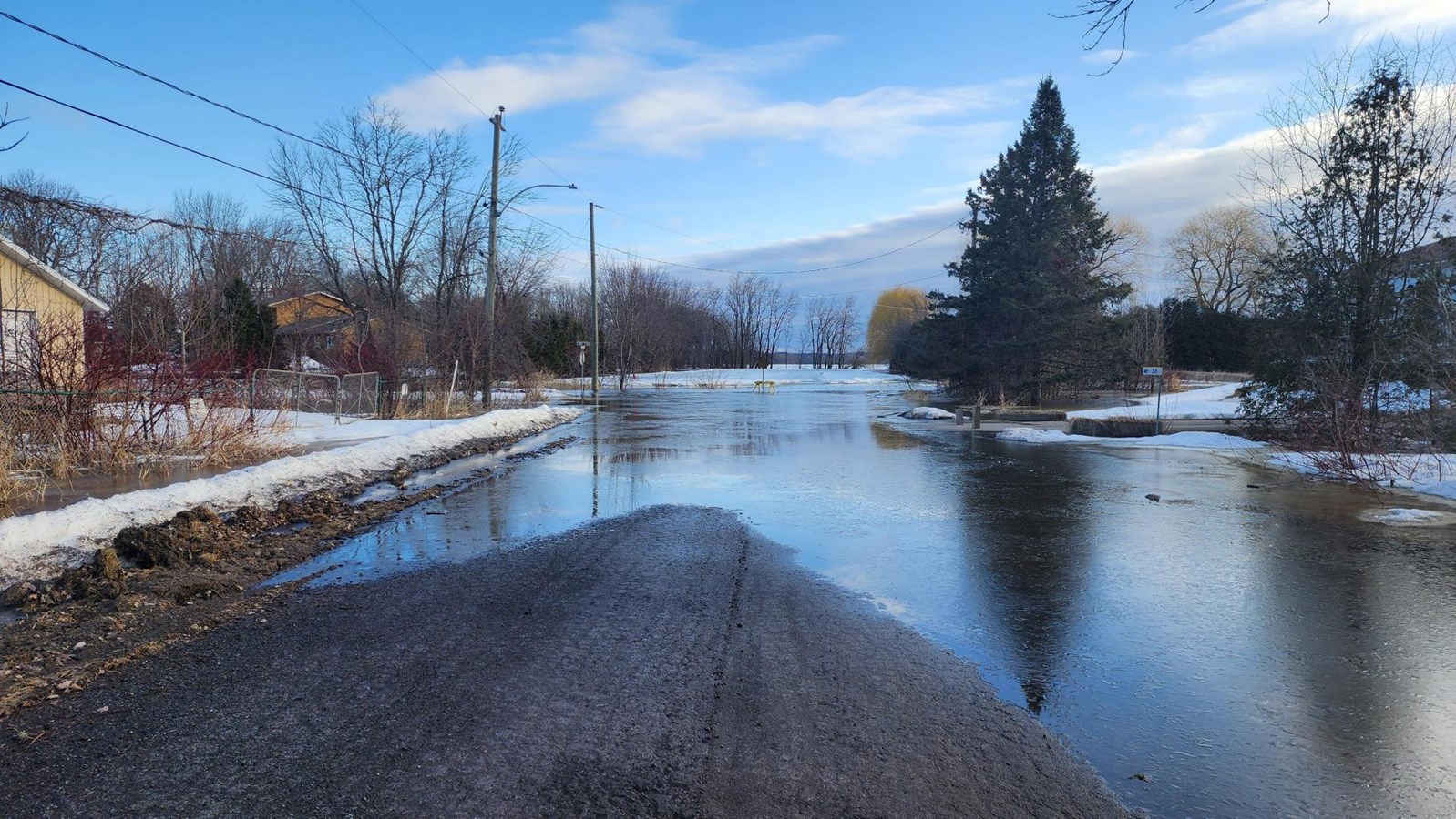 L'eau a atteint la rue Denise ce vendredi 21 mars en matinée