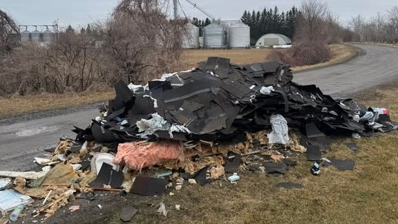 Un agriculteur des Cèdres dénonce un dépôt sauvage de bardeau chez lui
