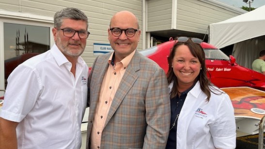 Sur la photo, on retrouve de gauche à droite: Didier-Bernard Seguin, président des Régates de Valleyfield Claude Reid, député de Beauharnois et Émilie Daoust, directrice générale des Régates de Valleyfield