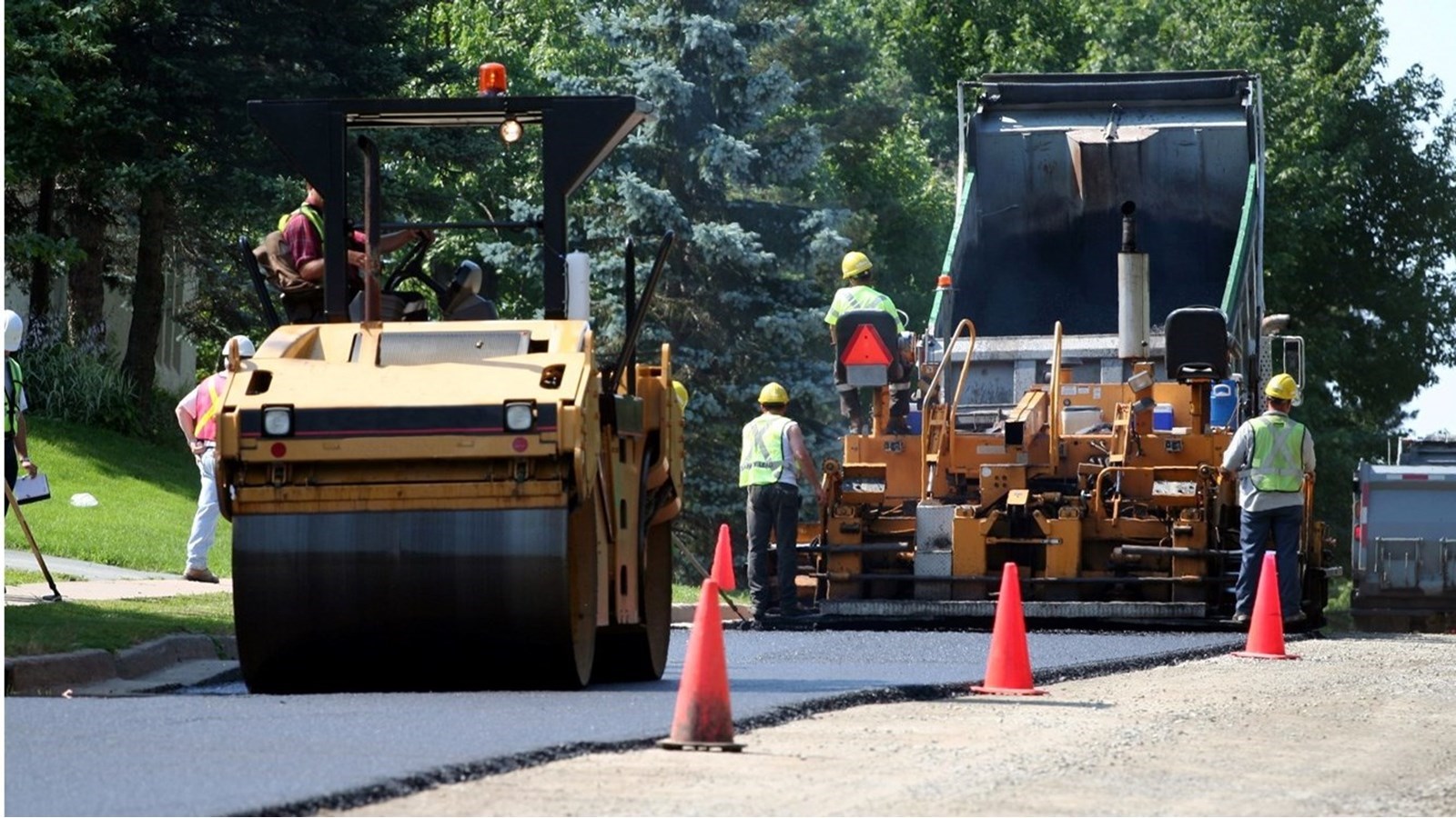 Travaux de pavage en cours aux Cèdres