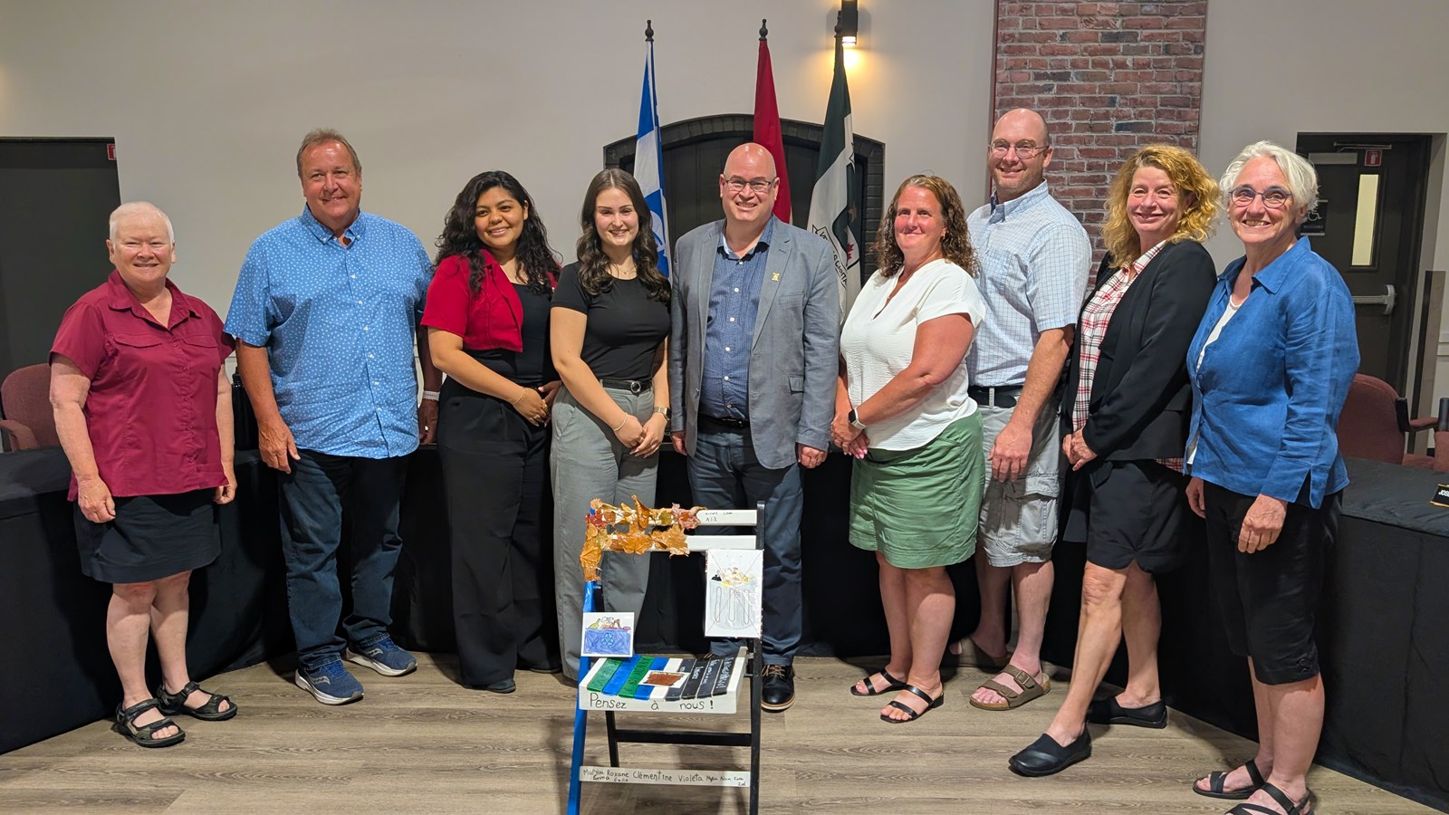 Sur la photo prise lors de la séance du 9 juin, le conseil municipal de Terrasse-Vaudreuil est entouré de Sylvie Trépanier et Sylvie Tousignant, deux des membres du Comité environnement de Terrasse-Vaudreuil. On peut également reconnaître la « Chaise des générations », symbole puissant de représentation des adultes de demain dans les décisions qui se prennent aujourd’hui