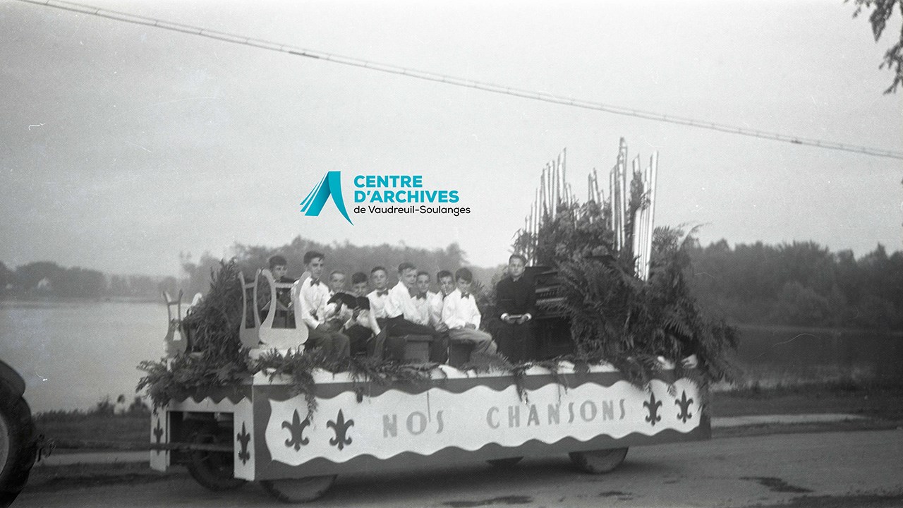 Char allégorique ‘’Nos chansons’’, de Vaudreuil. Henri Legault, Marcel Prévost, Raymond Ménard, Jacques Lecompte, Pierre Vinet, Gaétan Prévost, Donat Legault, Pierre Jacques et Benoît Léger. Le conducteur est Guido Stitinir, 1952.